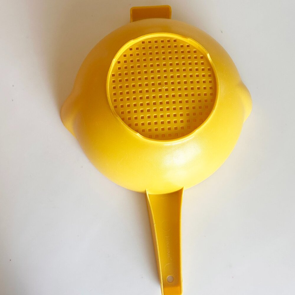 Vintage Tupperware 2 Qt Yellow Strainer - Picture 2 of 7